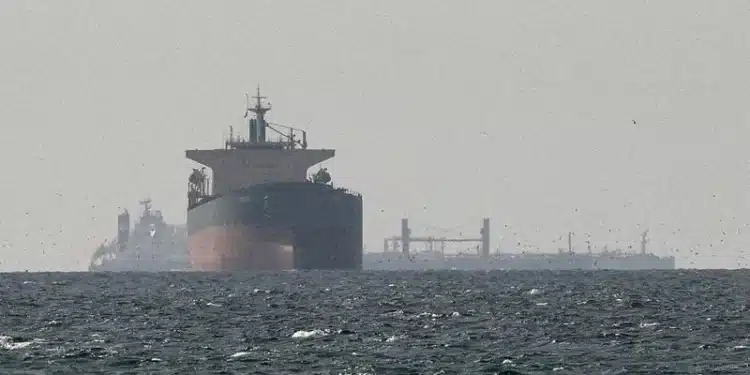 Navios de carga no Golfo, perto do Estreito de Ormuz  • 11 de março de 2026 REUTERS/Stringer