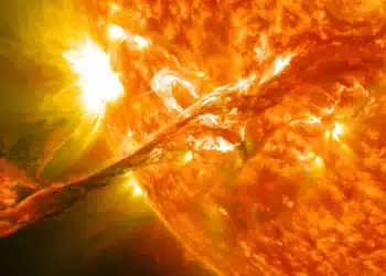 Tempestades geomagnéticas são causadas pela interação de grandes quantidades de partículas solares com o campo magnético da Terra  • NASA/GSFC/SDO