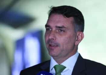 Flávio Bolsonaro diz que não sabe como será a participação do pai na campanha - Foto: Lula Marques/Agência Brasil