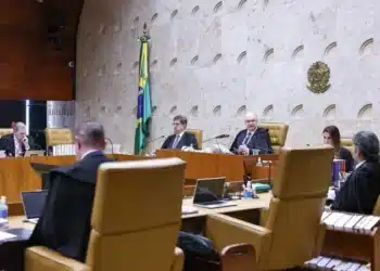 Nos bastidores, ministros avaliam que investigar Moraes abriria precedente para apurar também Toffoli, Nunes e Fux, já citados em casos envolvendo o Master - (crédito: Fachin durante plenária do STF nesta quarta-feita (19/8))