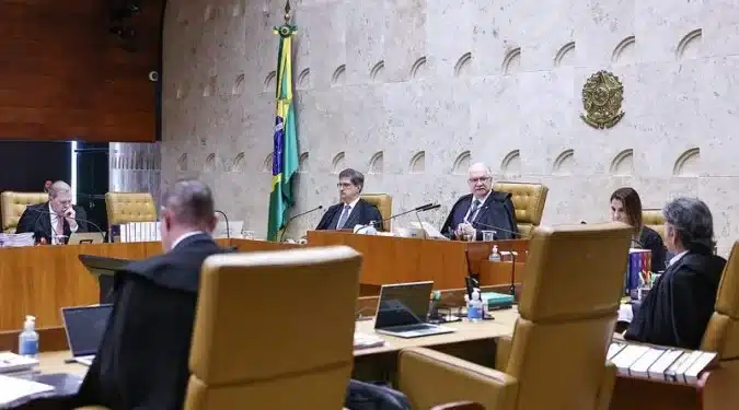 Nos bastidores, ministros avaliam que investigar Moraes abriria precedente para apurar também Toffoli, Nunes e Fux, já citados em casos envolvendo o Master - (crédito: Fachin durante plenária do STF nesta quarta-feita (19/8))