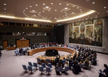 Sessão no Conselho de Segurança da ONU que votou e rejeitou resolução permitindo uso da força no Estreito de Ormuz, em 7 de abril de 2026. — Foto: Jeenah Moon/ Reuters