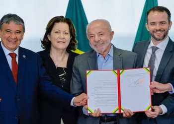 Presidente Luiz Inácio Lula da Silva durante anúncio de reajuste do Bolsa Família no Palácio do Planalto, acompanhado dos ministros Wellington Dias (Desenvolvimento Social), Miriam Belchior (Casa Civil) e Dario Durigan (Fazenda) — Foto: Foto: Ricardo Stuckert