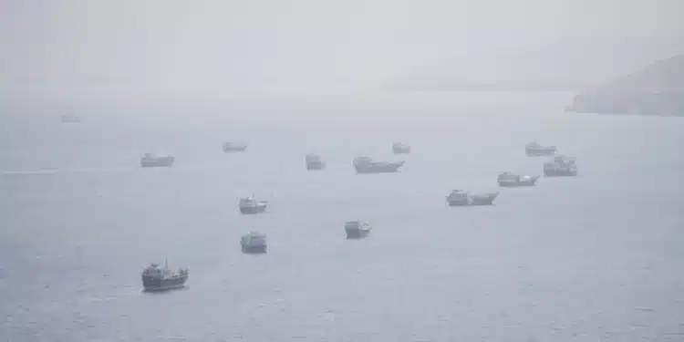 FOTO DE ARQUIVO: Embarcações próximas ao Estreito de Ormuz, vistas de Musandam, Omã, em 2 de setembro de 2026.
Foto: REUTERS - Stringer / RFI