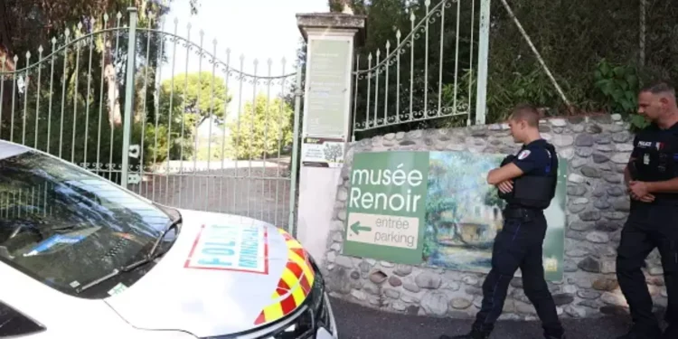 Carro de polícia na frente do Museu Renoir
Foto: AFP via Getty Images / BBC News Brasil