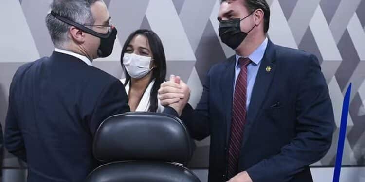 André Mendonça cumprimenta Flávio Bolsonaro após passar por sabatina no Senado, em 2021 — Foto: Marcos Oliveira/Agência Senado