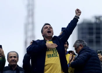 Flávio Bolsonaro em ato do 7 de Setembro na Avenida Paulista (07/09/2026) (MIGUEL SCHINCARIOL/AFP)