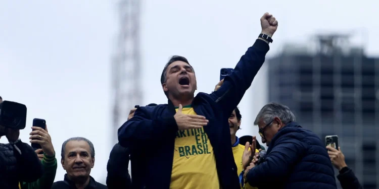 Flávio Bolsonaro em ato do 7 de Setembro na Avenida Paulista (07/09/2026) (MIGUEL SCHINCARIOL/AFP)