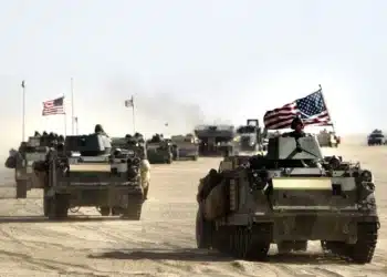 Militares dos EUA perto da fronteira entre o Kuwait e o Iraque em 18 de março de 2003  • Scott Nelson/Getty Images