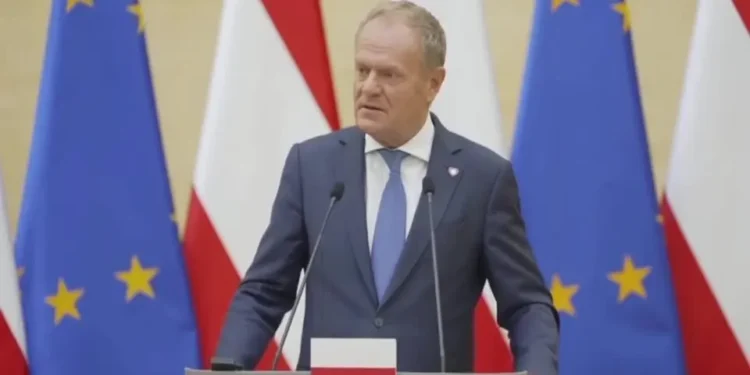 Primeiro-ministro da Polônia, Donald Tusk, em coletiva de imprensa • Reuters