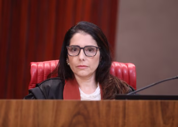 Ministra determinou que Lucas Bove se abstenha de veicular materiais com a imagem de Bolsonaro. Luiz Roberto/TSE - 18.11.2025