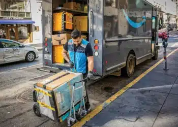 Amazon: varejista amplia a própria operação para assumir mais entregas nos EUA. (David Paul Morris/Bloomberg/Getty Images)