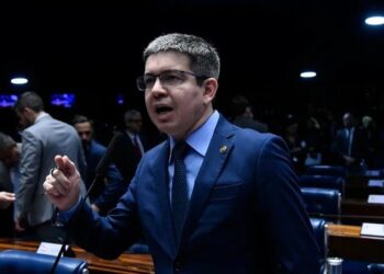 Randolfe Rodrigues: liderança do governo Lula no Congresso avaliou não ter votos para aprovar a PEC 6x1 (Geraldo Magela/Agência Senado/Flickr)