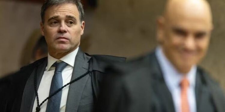 Os ministros André Mendonça e Alexandre de Moraes na chegada à sessão plenária do STF nesta tarde (03/09/26) Brenno Carvalho