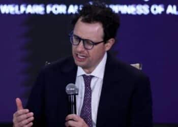 Dario Amodei, chefe da gigante de AI Anthropic pede desaceleração no desenvolviumento da tecnologia. (Foto: RAJAT GUPTA/EFE)