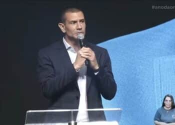 Douglas Ruas na igreja de Silas Malafaia, durante discurso no púlpito — Foto: Reprodução/Youtube