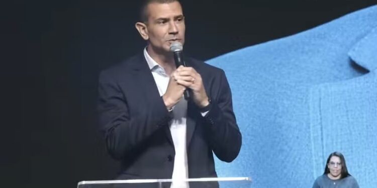 Douglas Ruas na igreja de Silas Malafaia, durante discurso no púlpito — Foto: Reprodução/Youtube