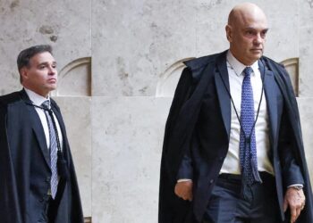 Os ministros Alexandre de Moraes e André Mendonça chegando no plenário do STF.
Foto: Antonio Augusto/STF