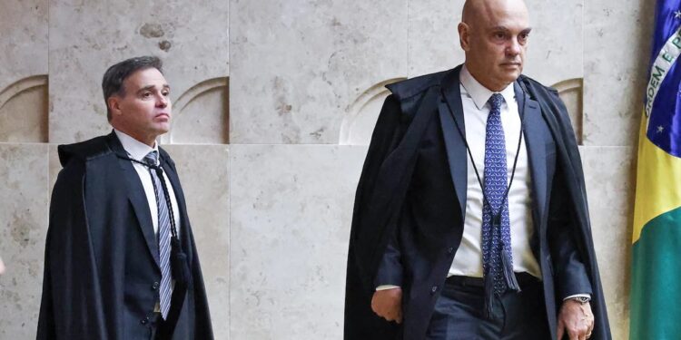 Os ministros Alexandre de Moraes e André Mendonça chegando no plenário do STF.
Foto: Antonio Augusto/STF