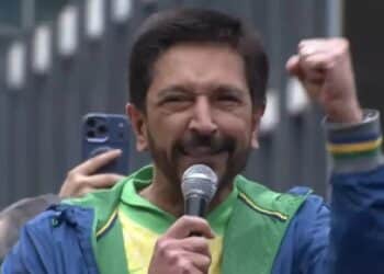 O prefeito de São Paulo, Ricardo Nunes (MDB), discursa ao lado de Flávio Bolsonaro na Avenida Paulista em 7 de setembro de 2026 (Redes sociais/Reprodução)