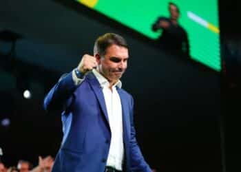 Flávio Bolsonaro: entre os evangélicos, o filho do ex-presidente Jair Bolsonaro cresceu de 51% para 58% (Vittor Sales/Campanha Flávio Bolsonaro/Divulgação)