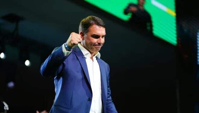 Flávio Bolsonaro: entre os evangélicos, o filho do ex-presidente Jair Bolsonaro cresceu de 51% para 58% (Vittor Sales/Campanha Flávio Bolsonaro/Divulgação)