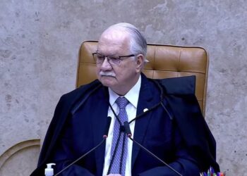O ministro Edson Fachin na sessão extraordinária para julgamento sobre as mensagens enviadas pelo ex-banqueiro Daniel Vorcaro, dono do Banco Master, ao ministro da Corte Alexandre de Moraes, realizada no Supremo Tribunal Federal (STF) — Foto: Reprodução/TV Senado