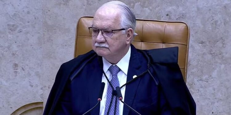 O ministro Edson Fachin na sessão extraordinária para julgamento sobre as mensagens enviadas pelo ex-banqueiro Daniel Vorcaro, dono do Banco Master, ao ministro da Corte Alexandre de Moraes, realizada no Supremo Tribunal Federal (STF) — Foto: Reprodução/TV Senado