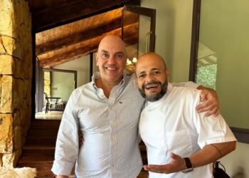 Alexandre de Moraes com o chef de cozinha José Maria Meira em Campos do Jordão — Foto: Reprodução