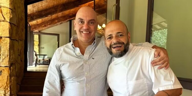 Alexandre de Moraes com o chef de cozinha José Maria Meira em Campos do Jordão — Foto: Reprodução