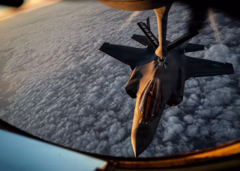 Uma aeronave F-35A Lightning II é reabastecida durante a Operação Epic Fury, em 5 de abril de 2026
Divulgação/Força Aérea dos EUA