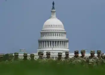 Exército dos Estados Unidos em frente a Casa Branca. — Foto: Matthew Hatcher / AFP