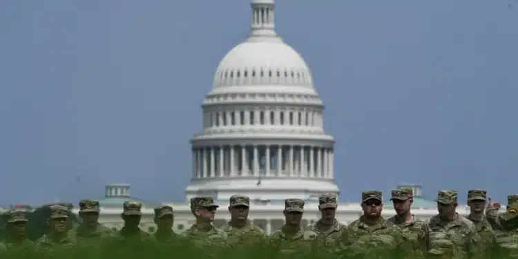 Exército dos Estados Unidos em frente a Casa Branca. — Foto: Matthew Hatcher / AFP