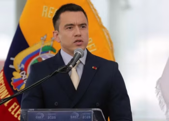 Presidente do Equador, Daniel Noboa discursa durante uma cerimônia no Palácio de Cristal, no Centro Cultural Itchimbia, em Quito — Foto: ARMANDO PRADO/AFP