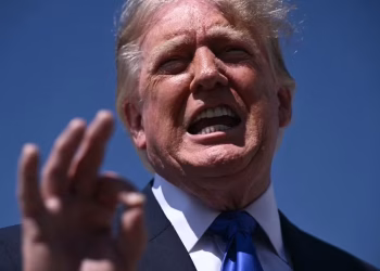 O presidente dos EUA, Donald Trump, fala com repórteres antes de embarcar no Air Force One na Base Aérea Conjunta Andrews, em Maryland, em 9 de setembro de 2026. — Foto: Foto de BRENDAN SMIALOWSKI/AFP