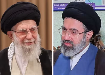 O aiatolá Ali Khamenei (à esquerda) morreu em bombardeio que deixou o seu filho Mojtaba seriamente ferido — Foto: AFP