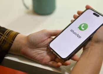 TRT-4 nega indenização por dano moral em dispensa por Whatsapp. Foto: Freepik.