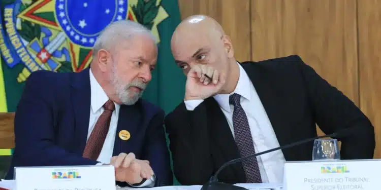 O presidente Luiz Inácio Lula da Silva e o ministro Alexandre de Moraes, do STF • Lula Marques/Agência Brasil