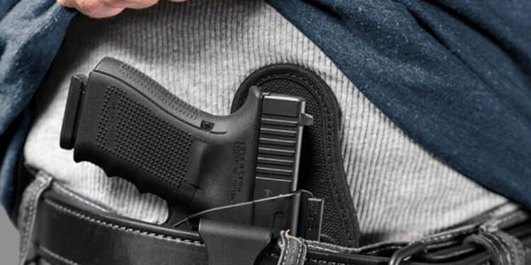 A Comissão de Segurança Pública aprovou o porte de arma para vigilantes de forma estendida, permitindo o uso do equipamento inclusive fora do horário de serviço
Foto: Reprodução/ND Mais