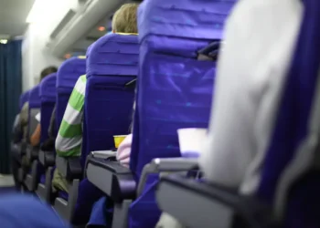 Viagens longas em avião podem contribuir para a ocorrência da embolia pulmonar – Foto: Shutterstock