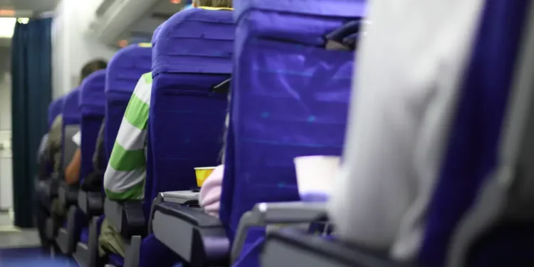 Viagens longas em avião podem contribuir para a ocorrência da embolia pulmonar – Foto: Shutterstock