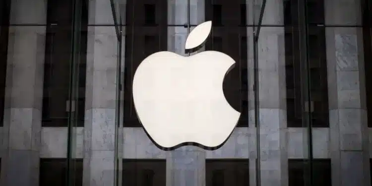 Logotipo da Apple na entrada de loja da empresa em Nova York, Estados Unidos • 21 de julho de 2015 REUTERS/Mike Segar
