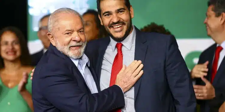Lula e Jorge Messias, novo ministro da AGU — Foto: Marcelo Camargo / Agência Brasil