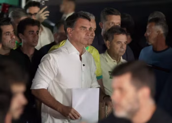 Derrotado nas urnas, o senador Fávio Bolsonaro diz, em pronunciamento, que não reconhece o resultado e vai contestar a vitória de Lula — Foto: Sergio Lima/AFP