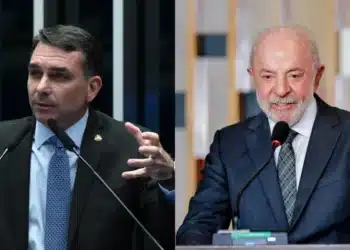 O senador Flávio Bolsonaro (PL), à esquerda; o presidente Luiz Inácio Lula da Silva (PT), à direita  • Ricardo Stuckert/PR e Agência Senado
