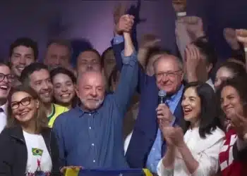 Apoiadores comemoram após Lula conquistar um quarto mandato histórico  • REUTERS