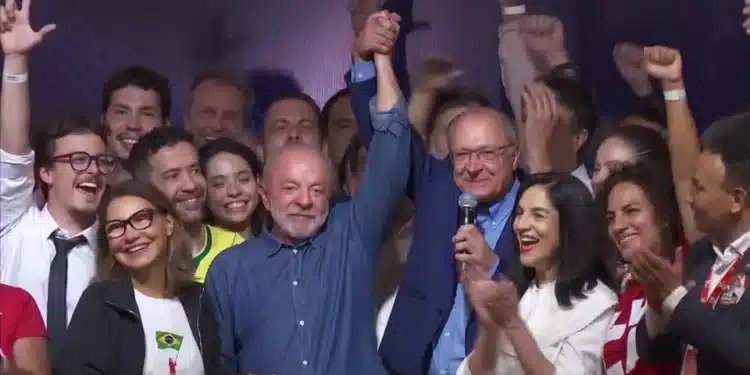 Apoiadores comemoram após Lula conquistar um quarto mandato histórico • REUTERS