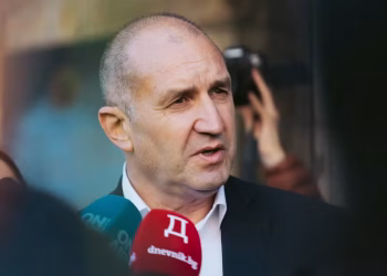 Rumen Radev fala com jornalistas em local de votação durante eleições parlamentares em Sófia — Foto: Michaela Vatcheva/Bloomberg