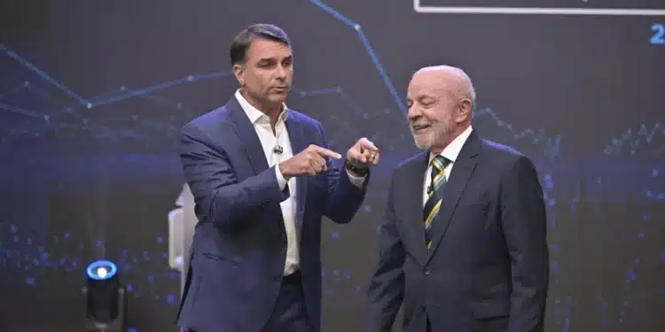 Debate entre Lula e Flávio Bolsonaro é marcado por embates e troca de argumentos. • RENATOPIZZUTTO