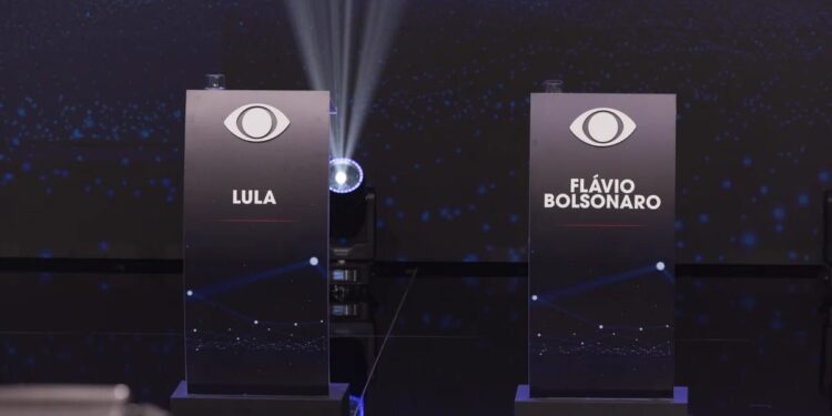Lula e Flávio Bolsonaro faltam debate presidencial da Band no primeiro turno — Foto: Maria Isabel Oliveira / O Globo